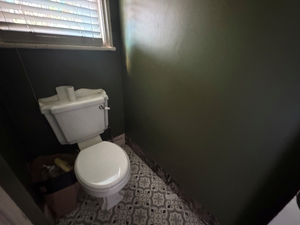 Lot: 184 - DOUBLE-FRONTED HOUSE IN NEED OF FURTHER IMPROVEMENT - W.C.